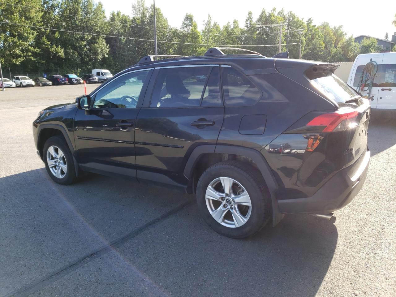 Toyota RAV4 Le Image 2