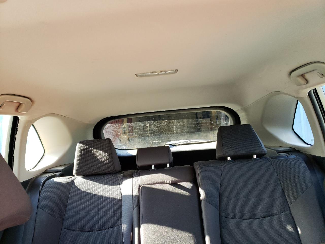 Toyota RAV4 Le Image 8